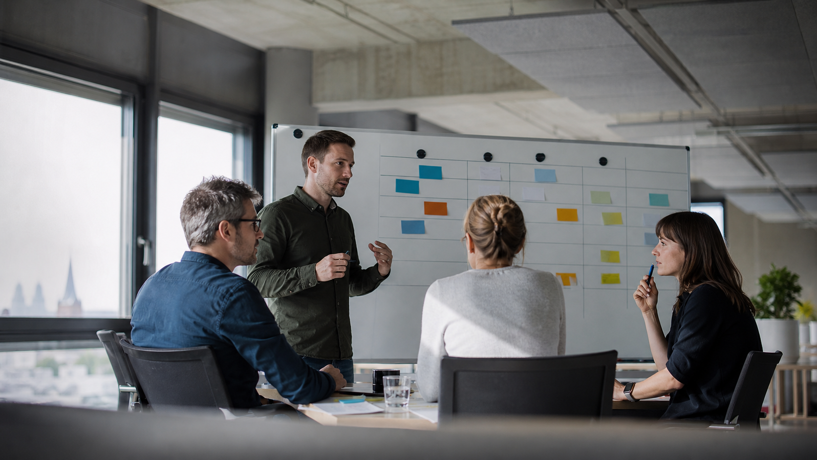 Vertriebsteam bespricht gemeinsam eine klar strukturierte Lead-Pipeline